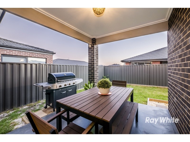 7 Tinnadice Road, Cranbourne East VIC 3977