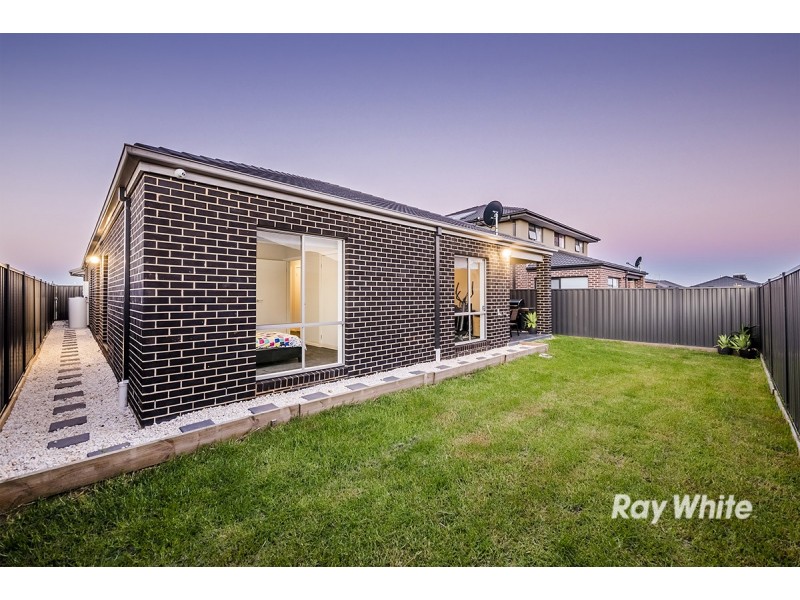 7 Tinnadice Road, Cranbourne East VIC 3977