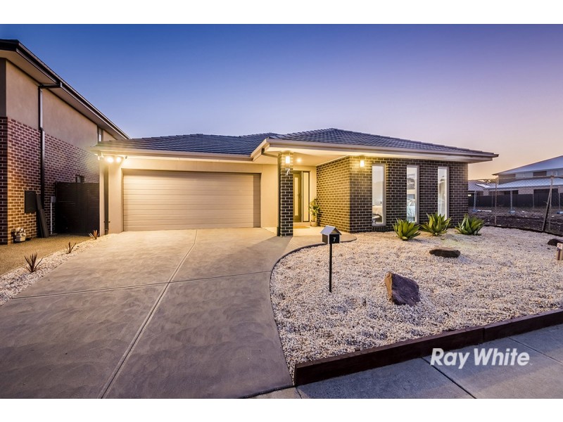 7 Tinnadice Road, Cranbourne East VIC 3977