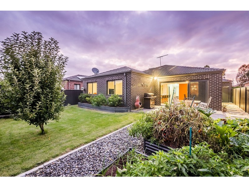 6 Sagan Drive, Cranbourne North VIC 3977
