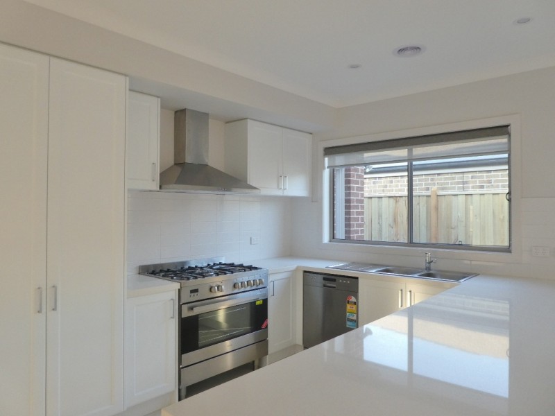 2 Owlcat Avenue, Clyde North VIC 3978