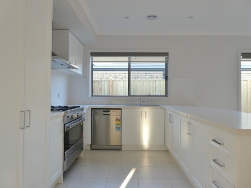 2 Owlcat Avenue, Clyde North VIC 3978