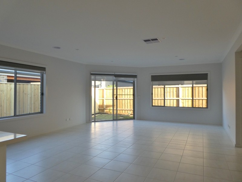 2 Owlcat Avenue, Clyde North VIC 3978