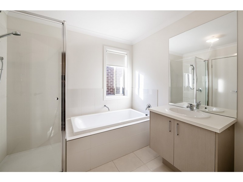 28 Parkhurst Drive, Cranbourne East VIC 3977