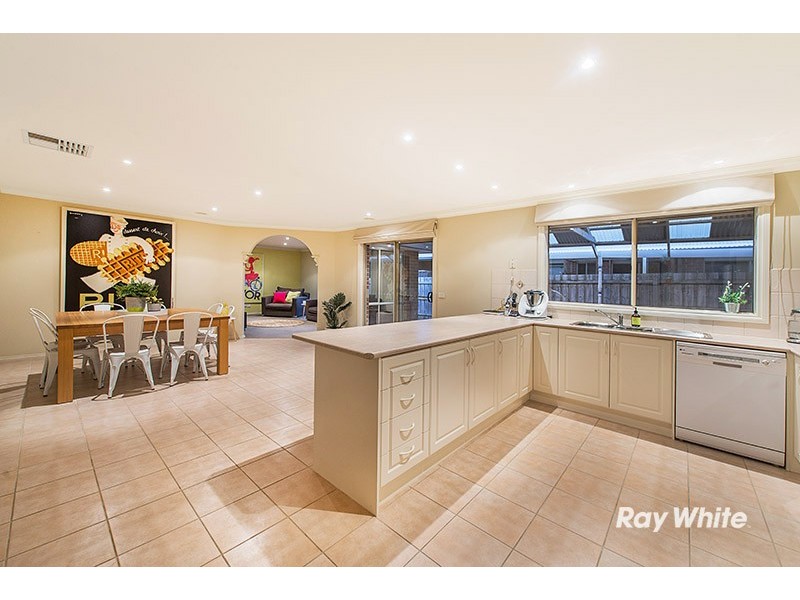 12 Durnoch Place, Cranbourne VIC 3977