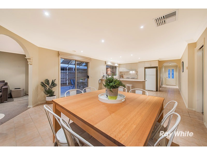 12 Durnoch Place, Cranbourne VIC 3977