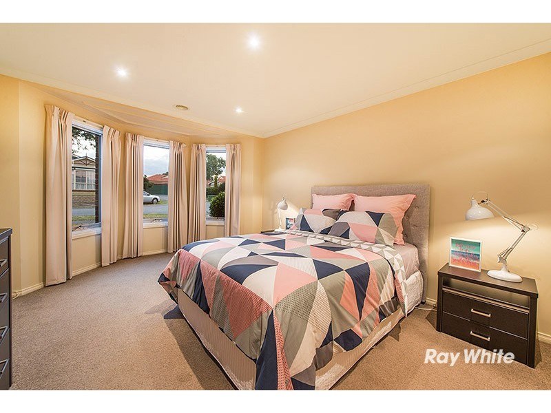 12 Durnoch Place, Cranbourne VIC 3977