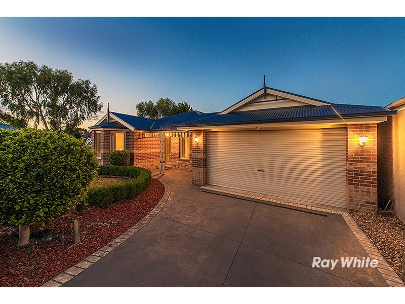 12 Durnoch Place, Cranbourne VIC 3977