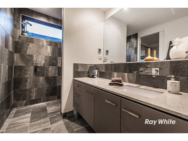 73 Linden Tree Way, Cranbourne North VIC 3977