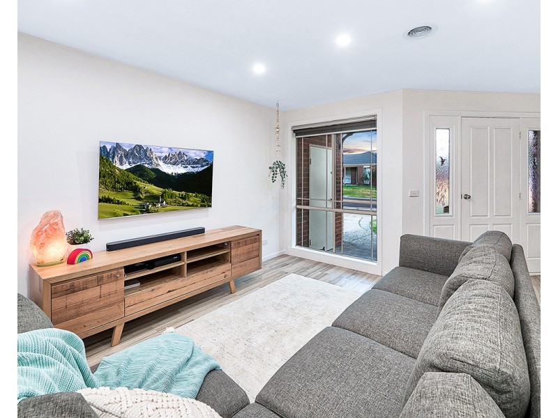 8 Faith Court, Cranbourne West VIC 3977