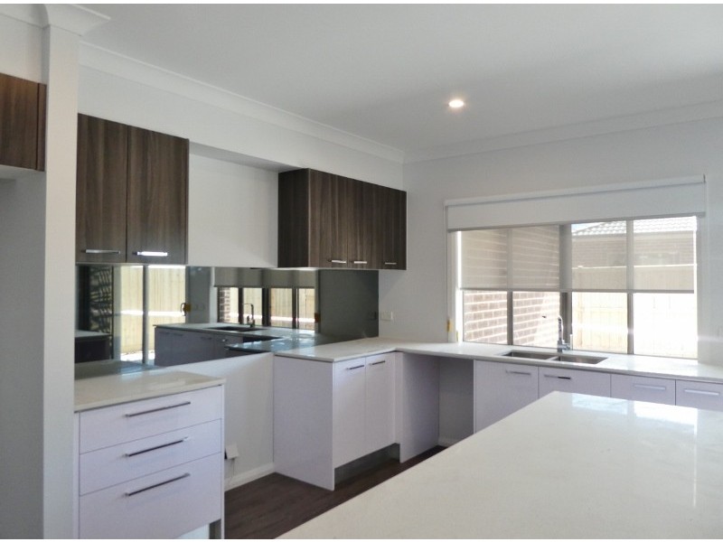 8 Nirvana Avenue, Officer VIC 3809