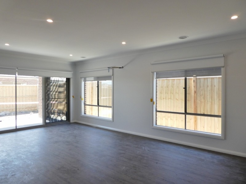 8 Nirvana Avenue, Officer VIC 3809