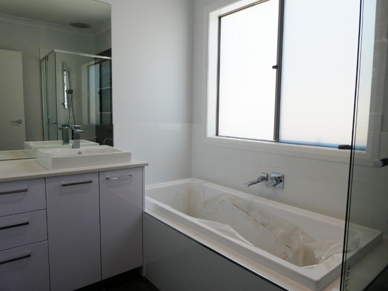 8 Nirvana Avenue, Officer VIC 3809