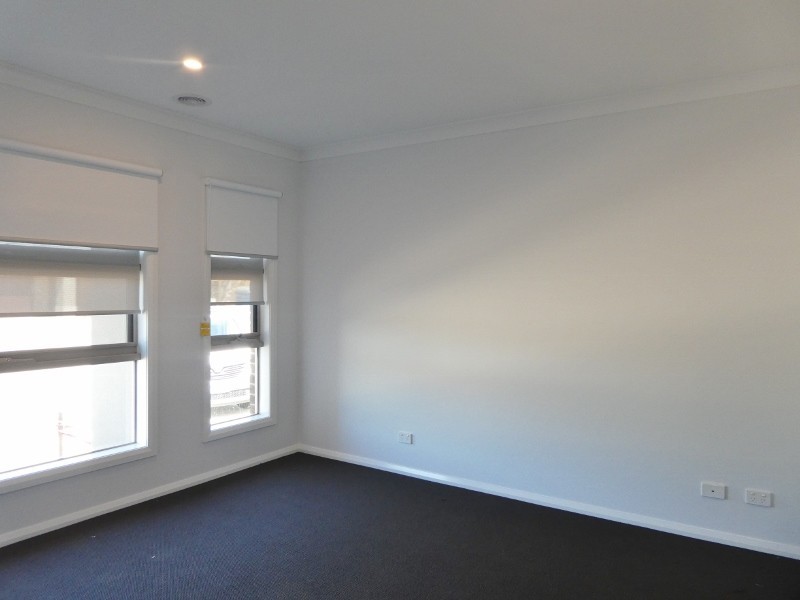 8 Nirvana Avenue, Officer VIC 3809