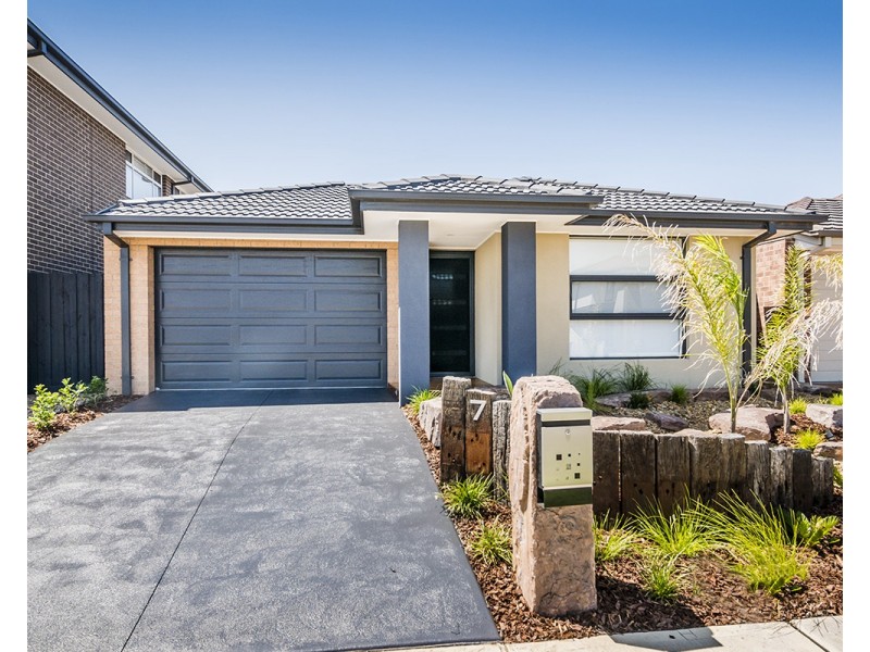 7 Deegan Way, Cranbourne East VIC 3977