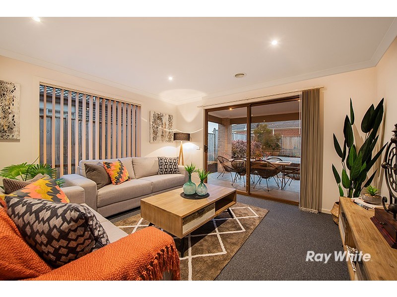 15 Ogle Way, Cranbourne North VIC 3977