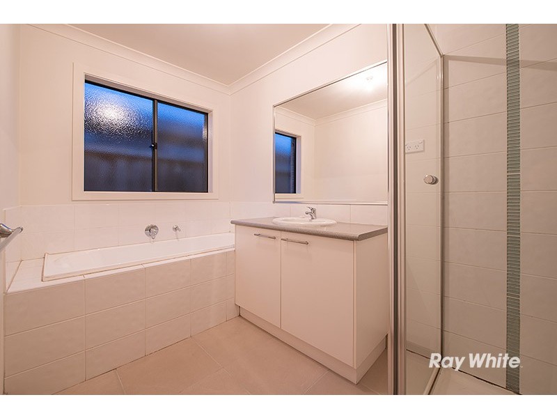 15 Ogle Way, Cranbourne North VIC 3977