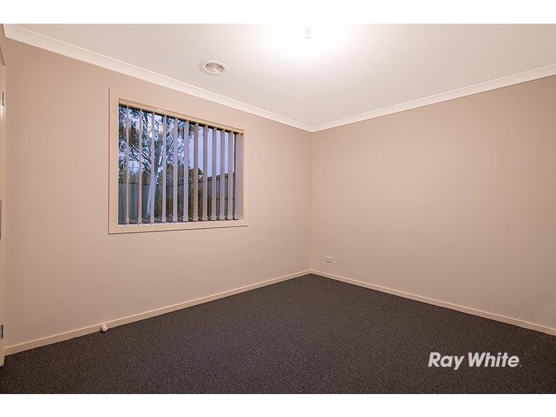 15 Ogle Way, Cranbourne North VIC 3977