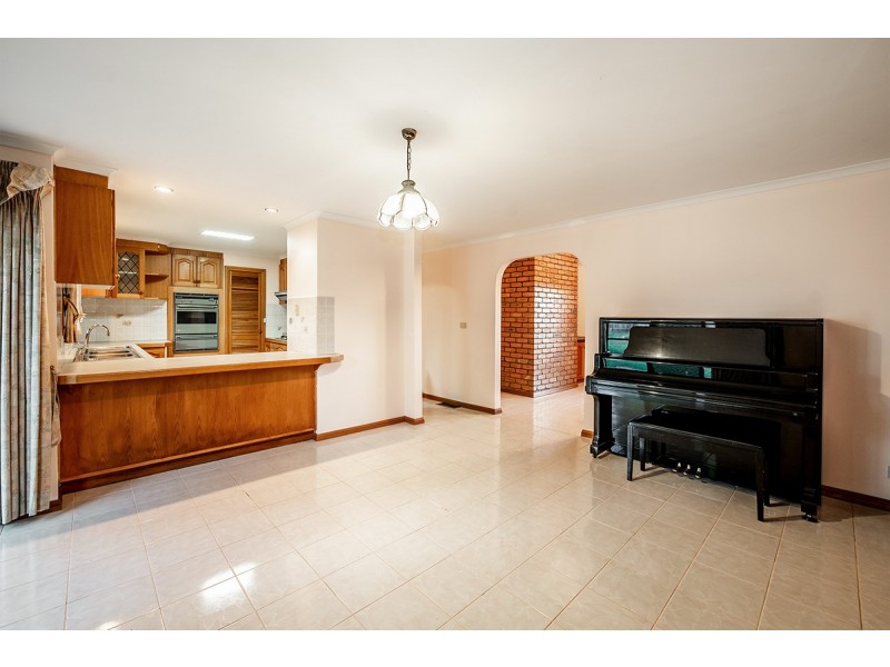 16 Munro Close, Hampton Park VIC 3976