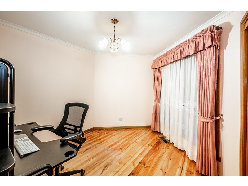 16 Munro Close, Hampton Park VIC 3976