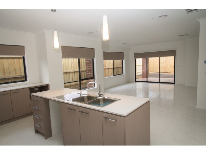 28 Graziers Crescent, Clyde North VIC 3978