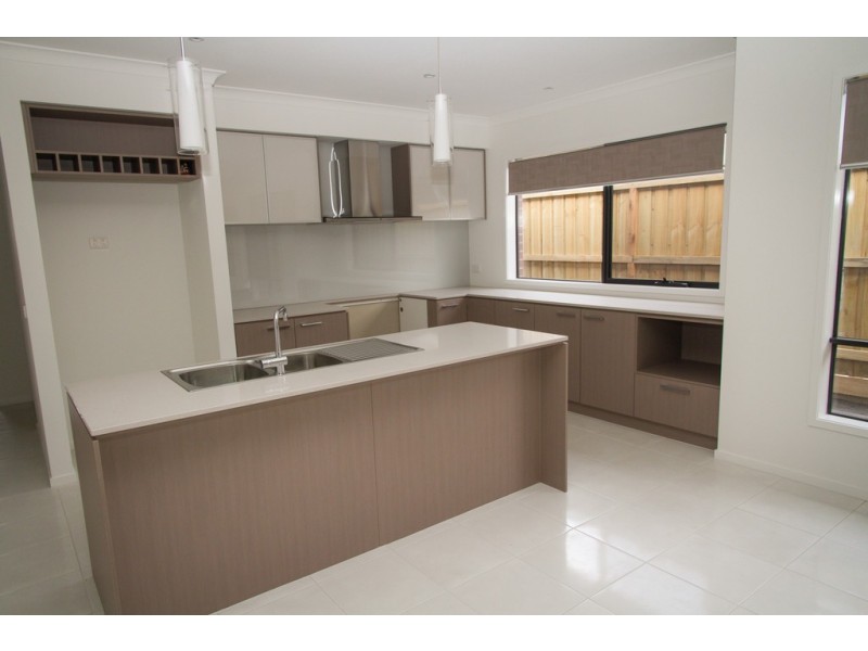 28 Graziers Crescent, Clyde North VIC 3978