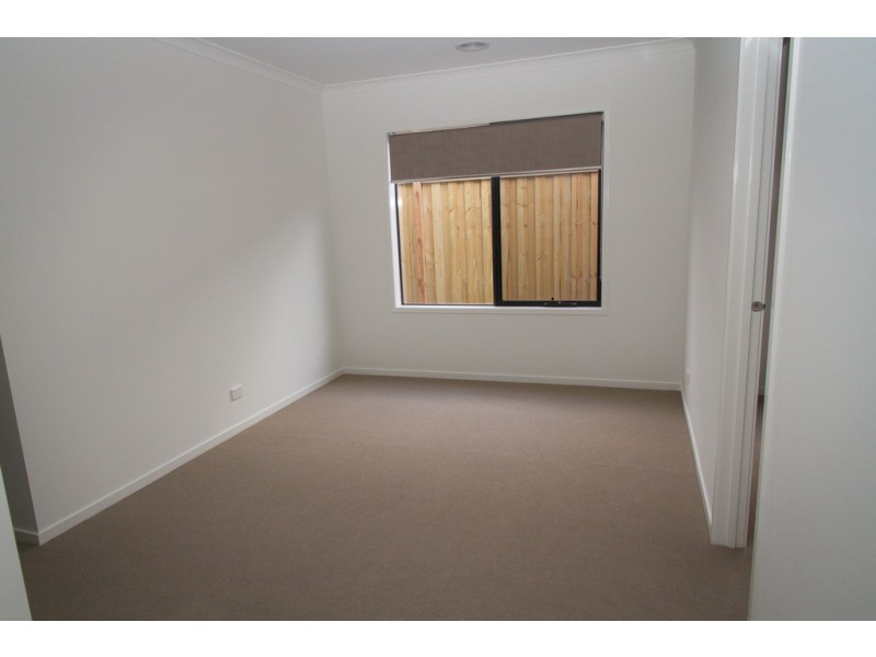 28 Graziers Crescent, Clyde North VIC 3978