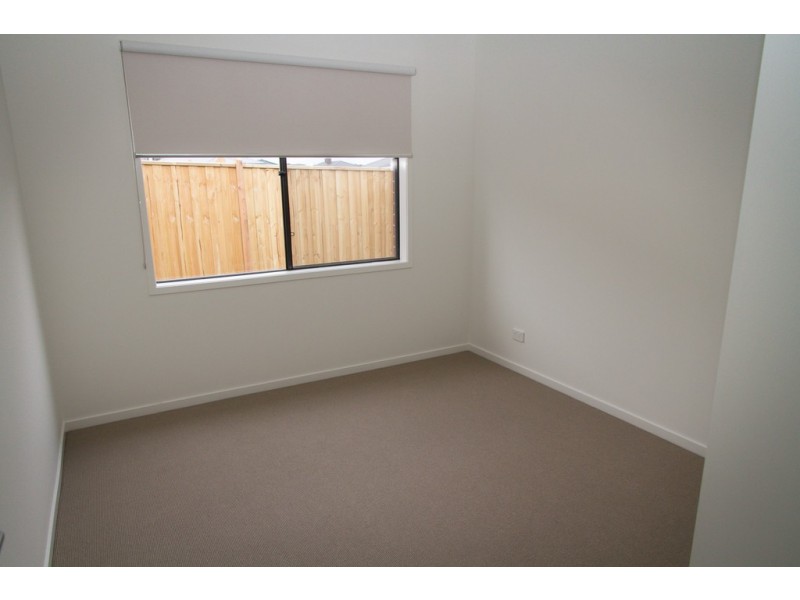 28 Graziers Crescent, Clyde North VIC 3978