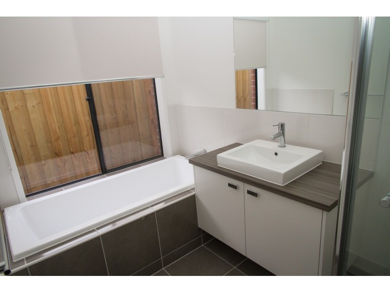 28 Graziers Crescent, Clyde North VIC 3978