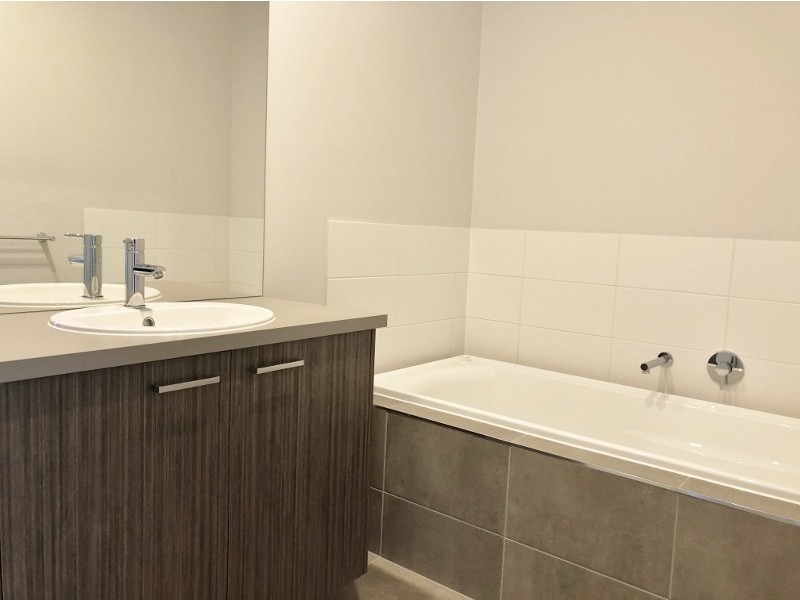 200 Wheelers Park Drive, Cranbourne North VIC 3977