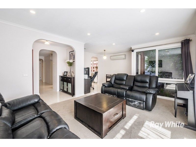 16 Brentwood Drive, Cranbourne North VIC 3977