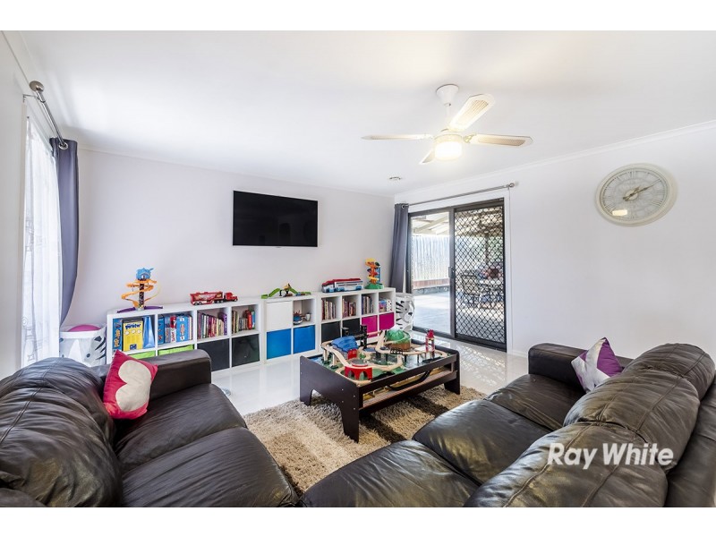 16 Brentwood Drive, Cranbourne North VIC 3977