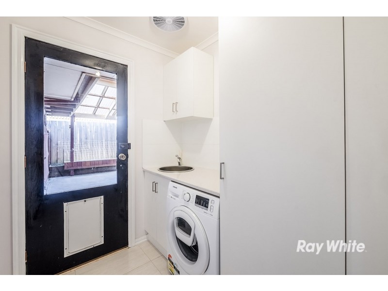 16 Brentwood Drive, Cranbourne North VIC 3977