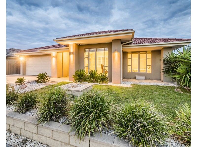 29 Bowyer Avenue, Cranbourne East VIC 3977