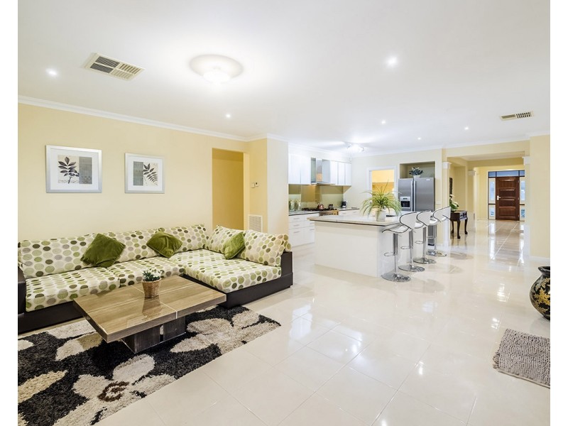 29 Bowyer Avenue, Cranbourne East VIC 3977