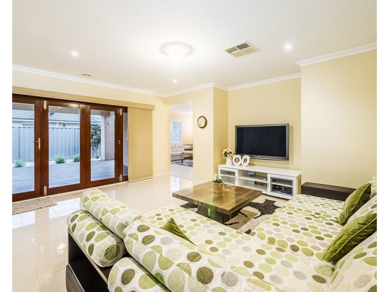 29 Bowyer Avenue, Cranbourne East VIC 3977