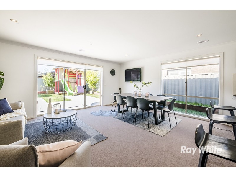 8 Limerick Road, Cranbourne East VIC 3977