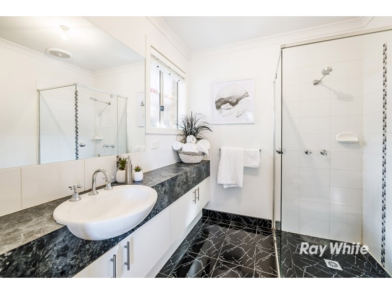 8 Limerick Road, Cranbourne East VIC 3977