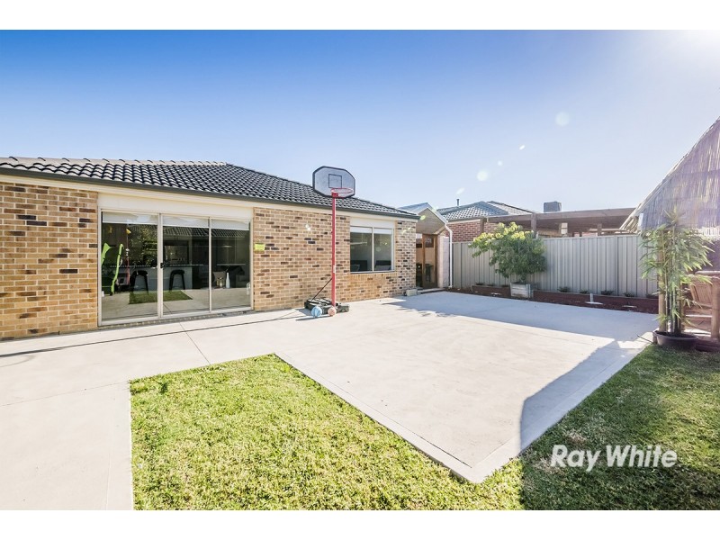 8 Limerick Road, Cranbourne East VIC 3977