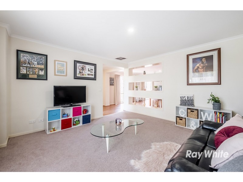 8 Oak Post Place, Cranbourne East VIC 3977