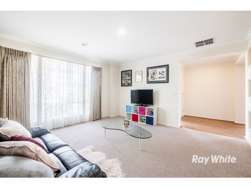 8 Oak Post Place, Cranbourne East VIC 3977