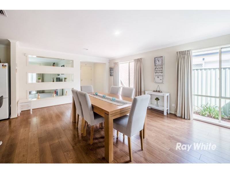 8 Oak Post Place, Cranbourne East VIC 3977