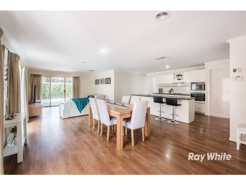 8 Oak Post Place, Cranbourne East VIC 3977