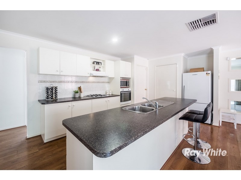 8 Oak Post Place, Cranbourne East VIC 3977