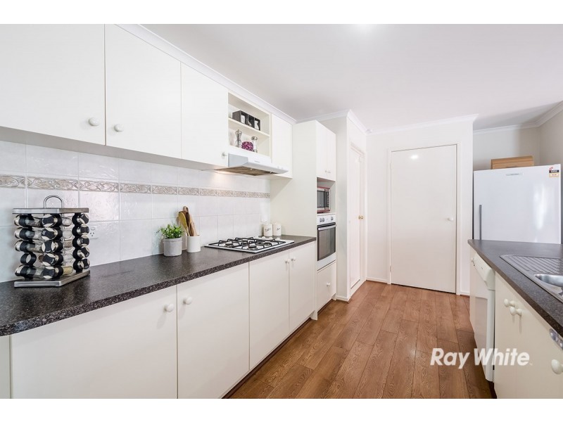 8 Oak Post Place, Cranbourne East VIC 3977