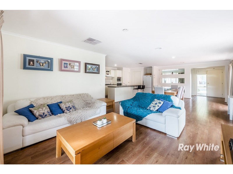 8 Oak Post Place, Cranbourne East VIC 3977