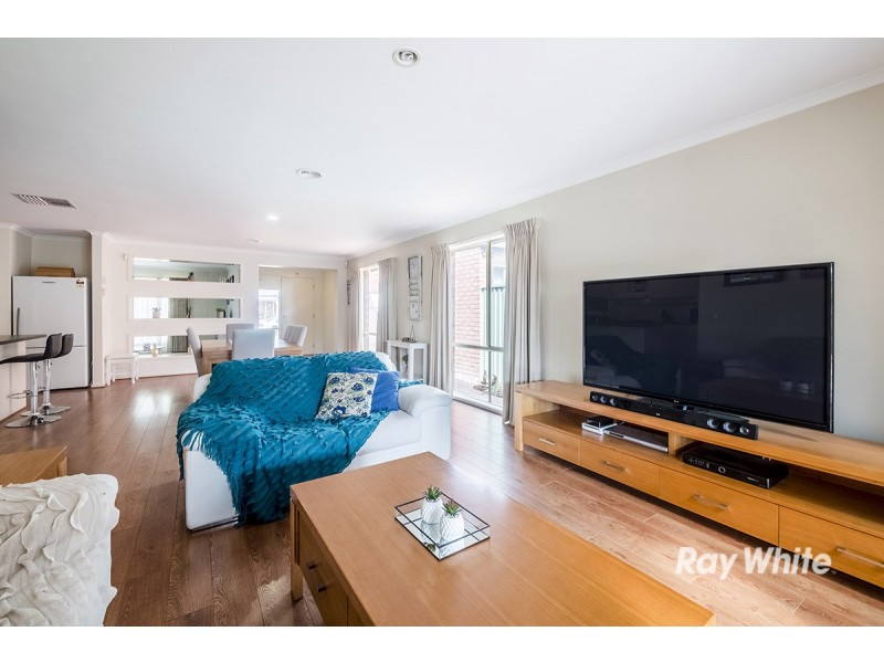 8 Oak Post Place, Cranbourne East VIC 3977