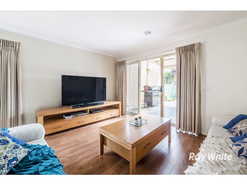 8 Oak Post Place, Cranbourne East VIC 3977