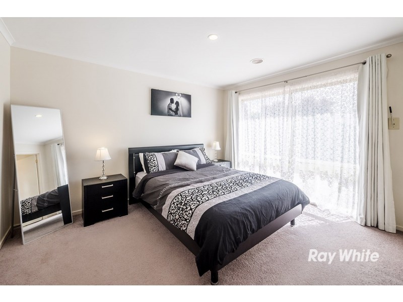 8 Oak Post Place, Cranbourne East VIC 3977