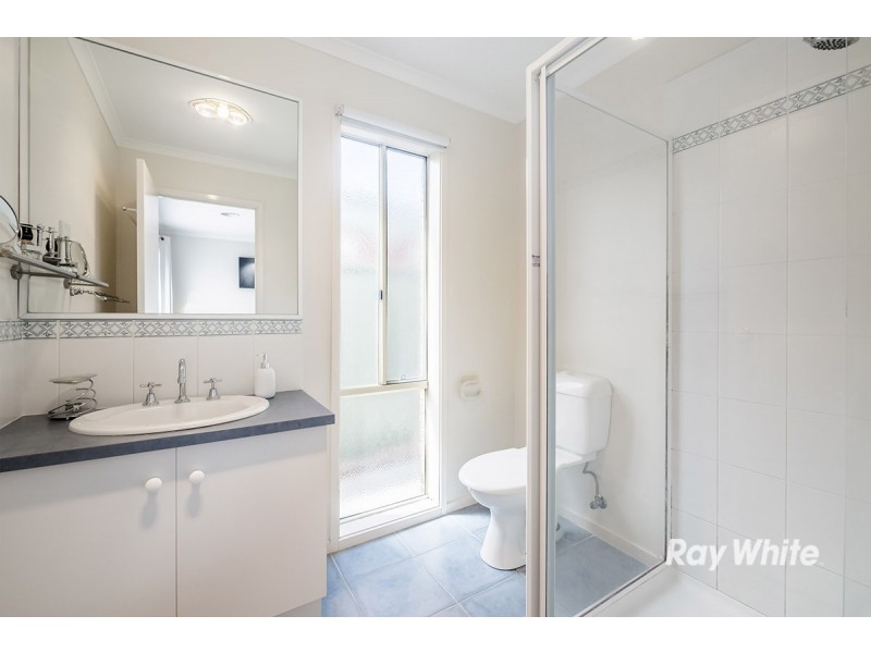 8 Oak Post Place, Cranbourne East VIC 3977